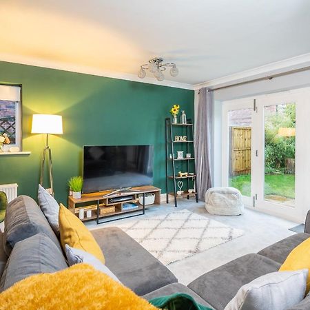 Spacious And Modern Townhouse I Pass The Keys ヨーク エクステリア 写真