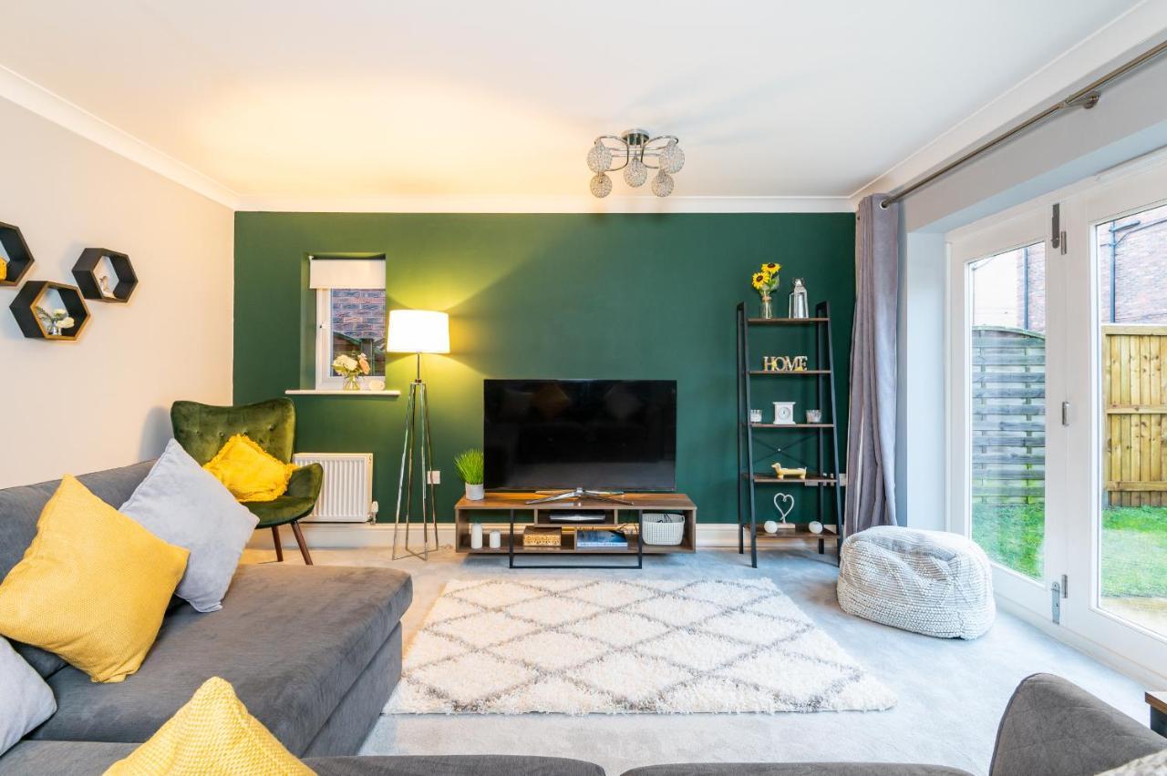 Spacious And Modern Townhouse I Pass The Keys ヨーク エクステリア 写真