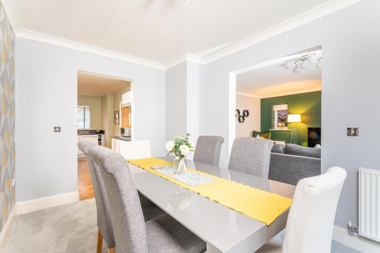 Spacious And Modern Townhouse I Pass The Keys ヨーク エクステリア 写真