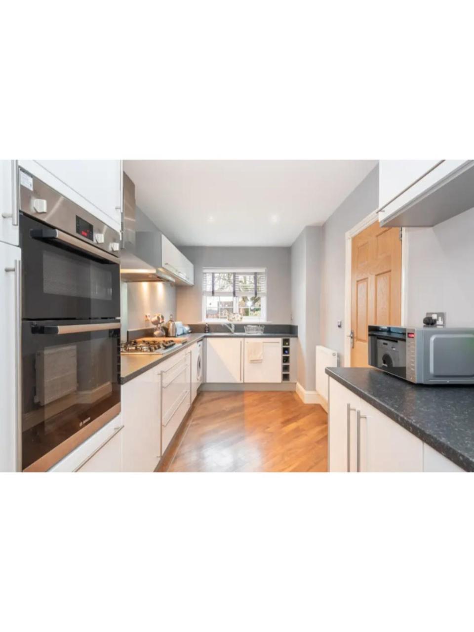 Spacious And Modern Townhouse I Pass The Keys ヨーク エクステリア 写真